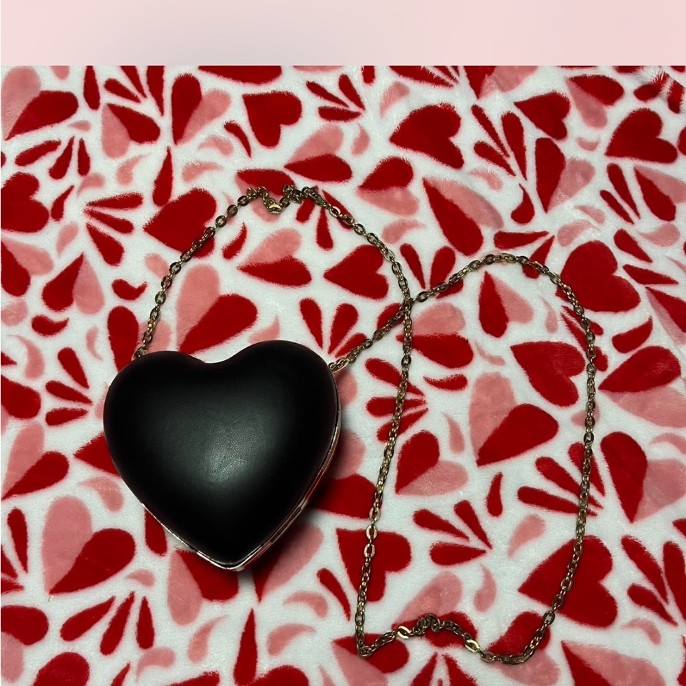 Heart-Shaped Black Pendant Necklace